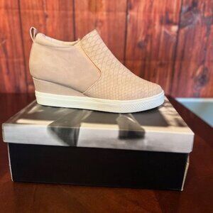 Ccocci Womens Mauve Wedge Sneakers Size 9 Textured Upper With Side Zipper Comfor